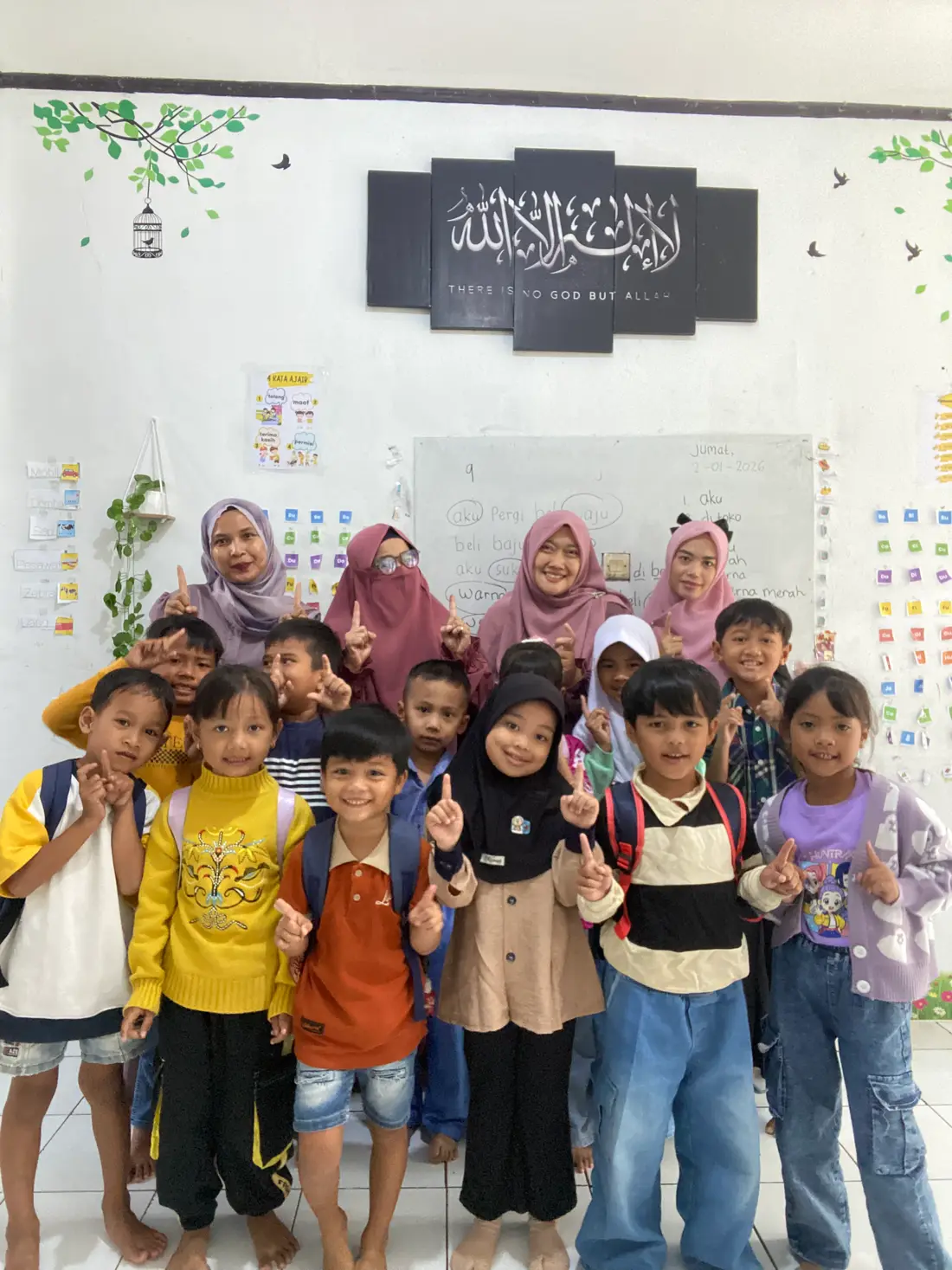 Anak-anak siap melangkah ke hari pertama sekolah